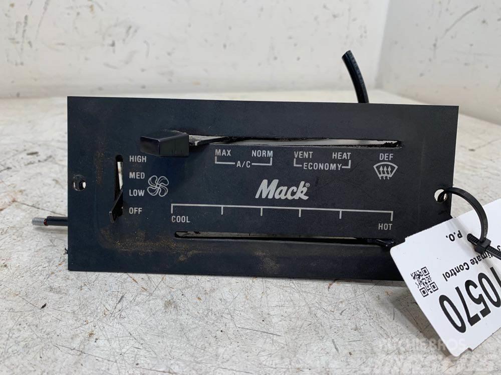 Mack CV713 Electrónica