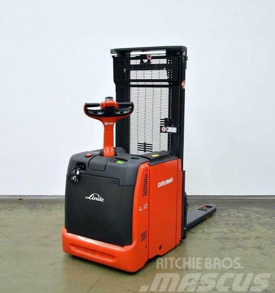 Linde L 12 L 133 Self propelled stackers