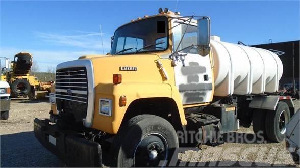 Ford L8000 Auto-tanques