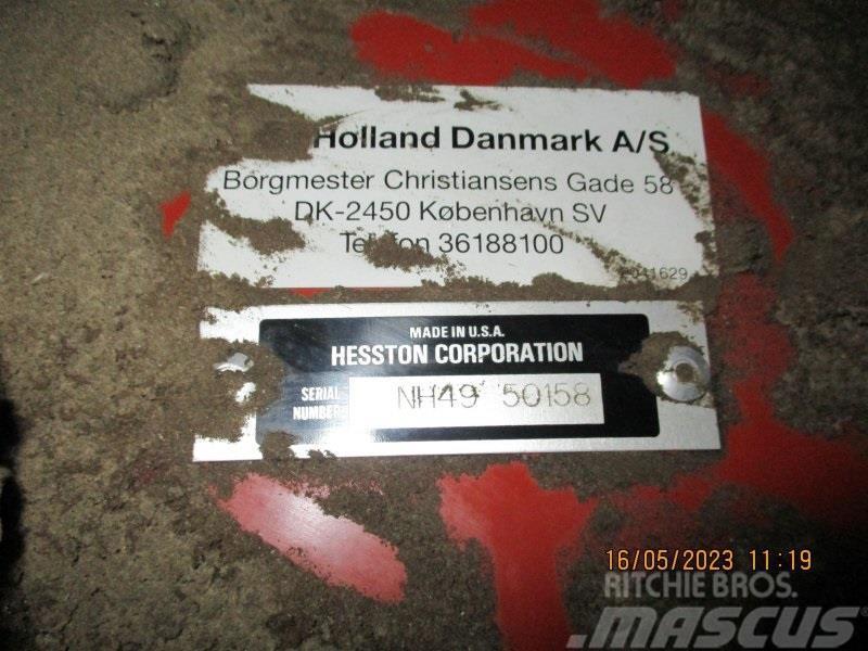 New Holland 4990 Dæk skiftet Enfardadeira de fardos quadrados