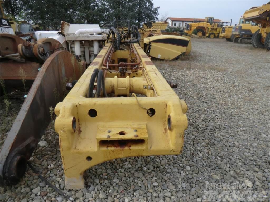 CAT 323D Chassis and suspension