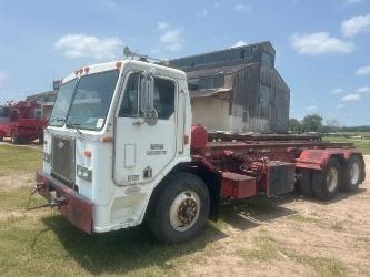 Peterbilt 320