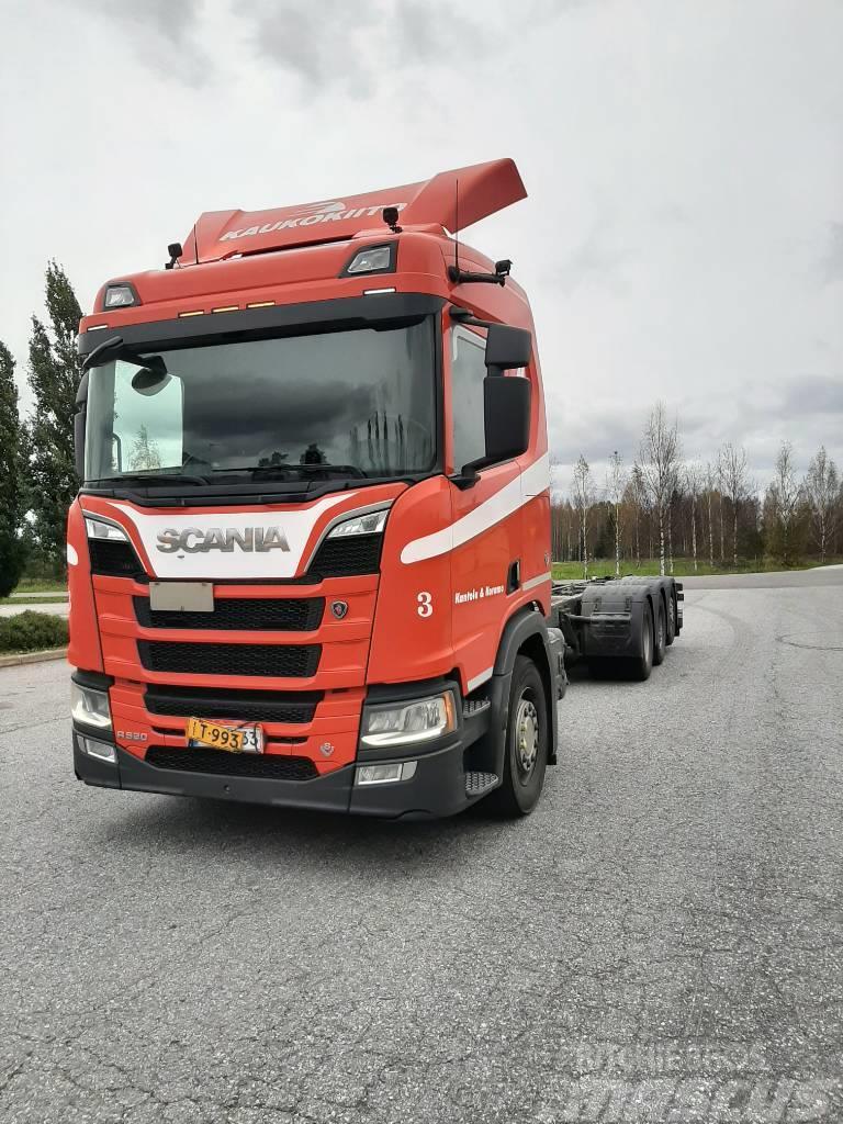 Scania R 520 Camiões de chassis e cabine