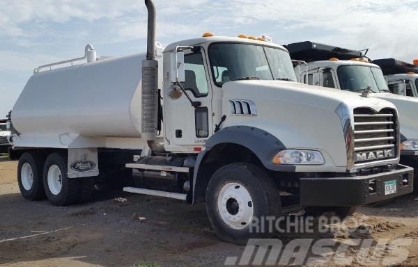 Mack water truck GU813E Camiões-cisterna