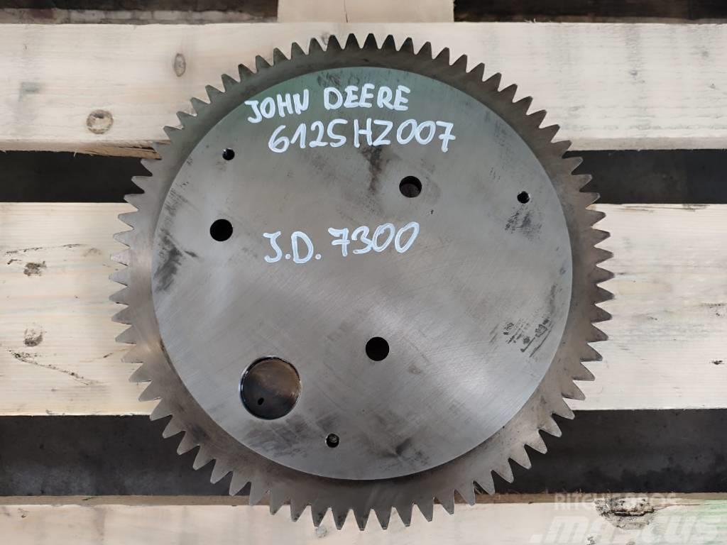 John Deere 6125HZ007  Bearing cup R119157 engine timing gear Motores agrícolas
