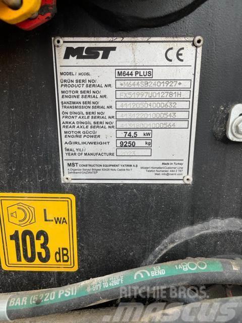 MST M644 PLUS Retroescavadoras