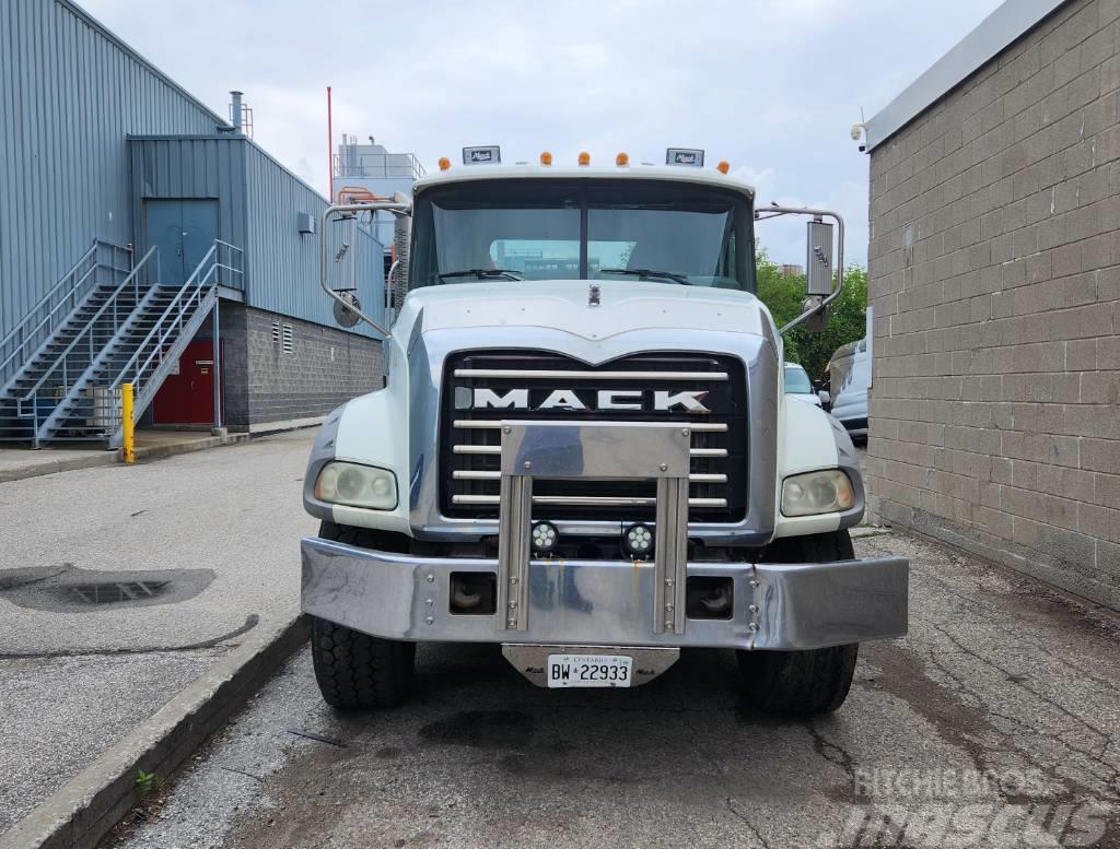 Mack Granite GU 813 Camiões caixa desmontável com elevador de cabo