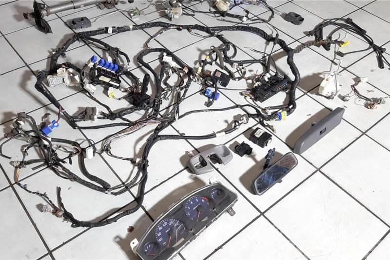  2014 Nissan NP300 Wiring and Parts Outros Camiões