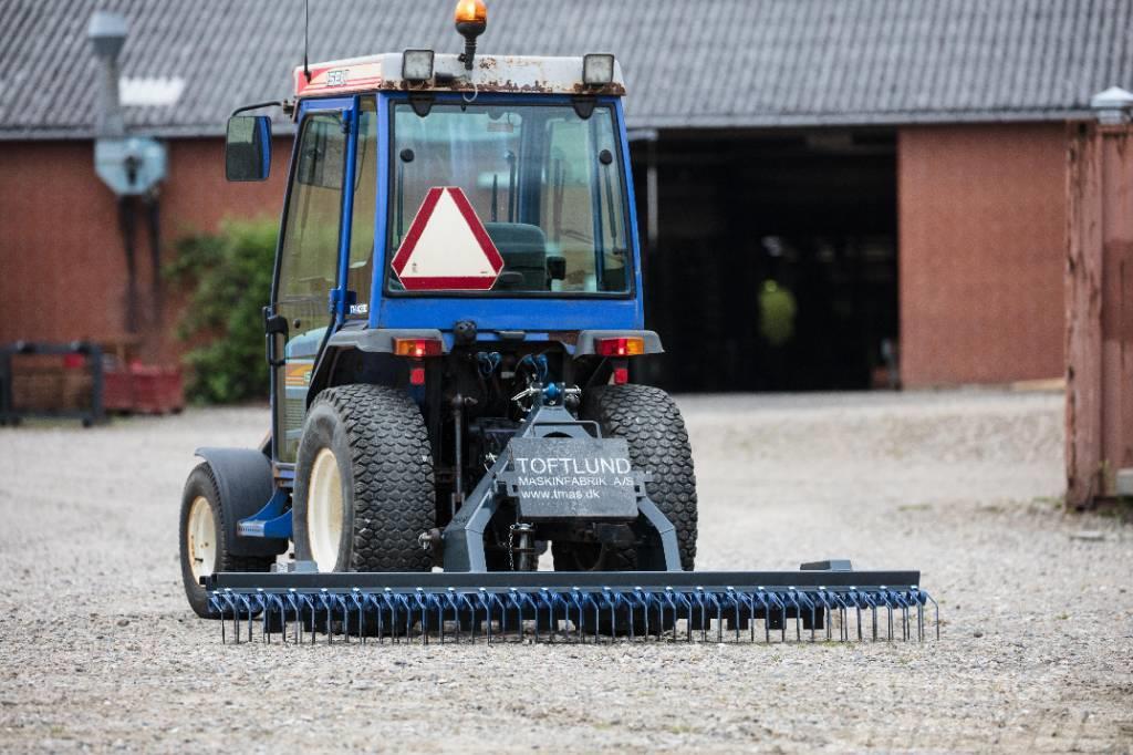  Toftlund Maskinfabrik Gårdspladsrive Acessórios para tractores compactos