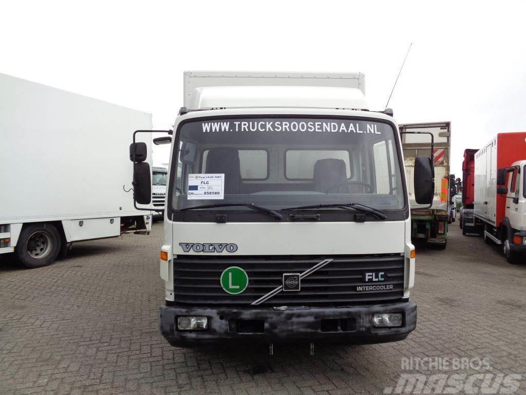 Volvo FLC + Manual + Horse transport Camiões de transporte de animais