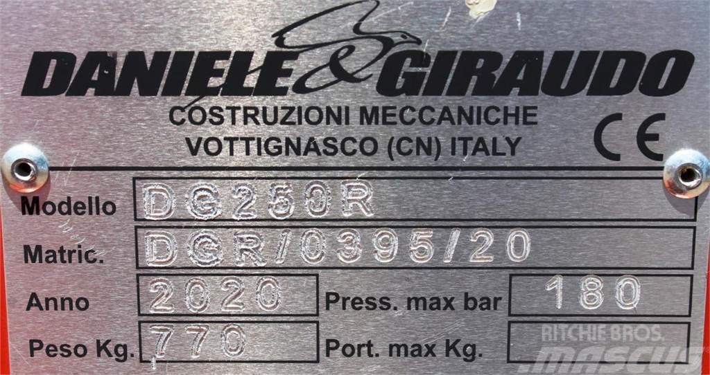  Heckbagger DG 250 R ( Daniele & Giraudo ) Acessórios de carregadora frontal