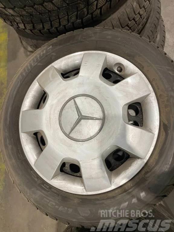 Bridgestone *Mercedes deksels met banden*205/55R16 Pneus, Rodas e Jantes