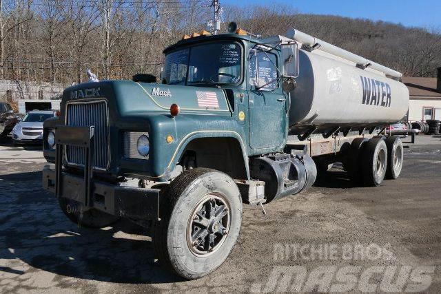 Mack RD686S Auto-tanques