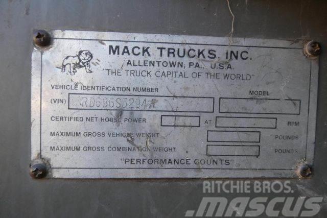 Mack RD686S Auto-tanques