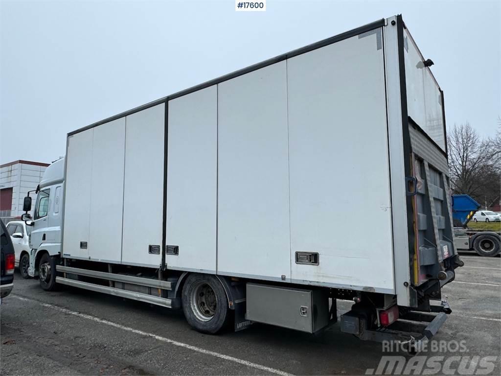 DAF CF370 4x2 box truck w/ full side opening and lifti Camiões de caixa fechada