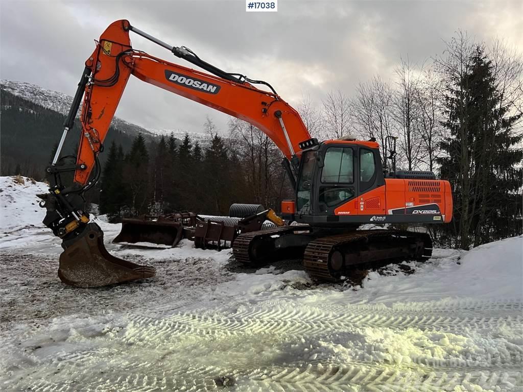 Doosan DX225 LC-5 excavator w/ rotor tilt, Cleaning bucke Escavadoras de rastos