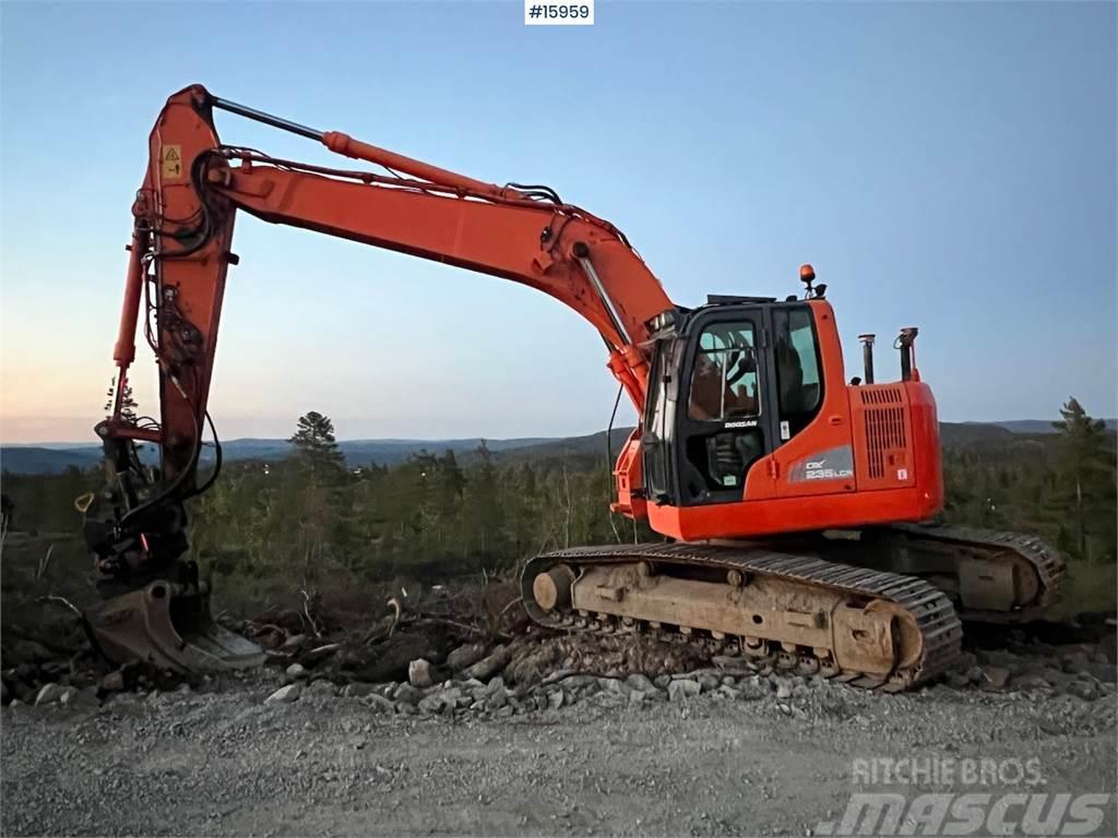 Doosan DX235LCR crawler excavator w/ GPS, bucket and tilt Escavadoras de rastos
