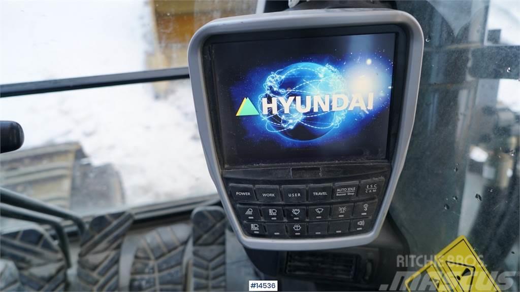 Hyundai HX520L digger w/ bucket. Escavadoras de rastos