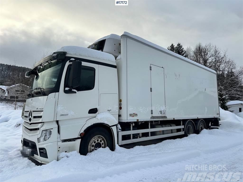 Mercedes-Benz Actros 2551 6x2 Box Truck w/ fridge/freezer unit. Camiões de caixa fechada