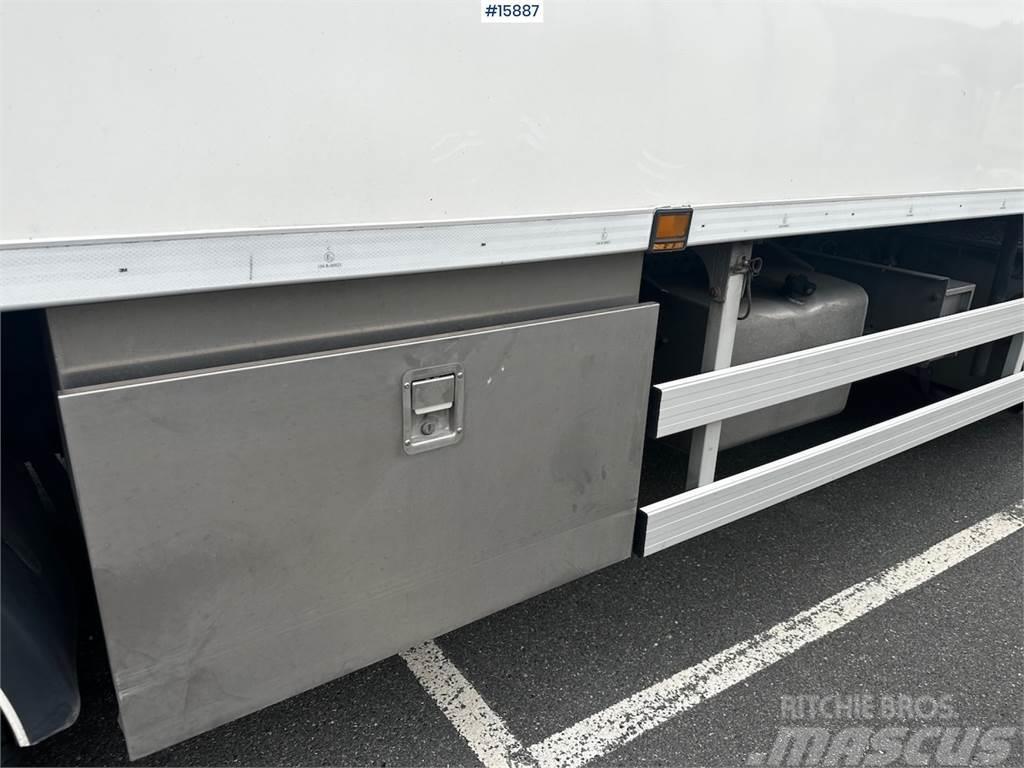Mercedes-Benz Actros 6x2 Box Truck w/ fridge/freezer unit. Camiões de caixa fechada