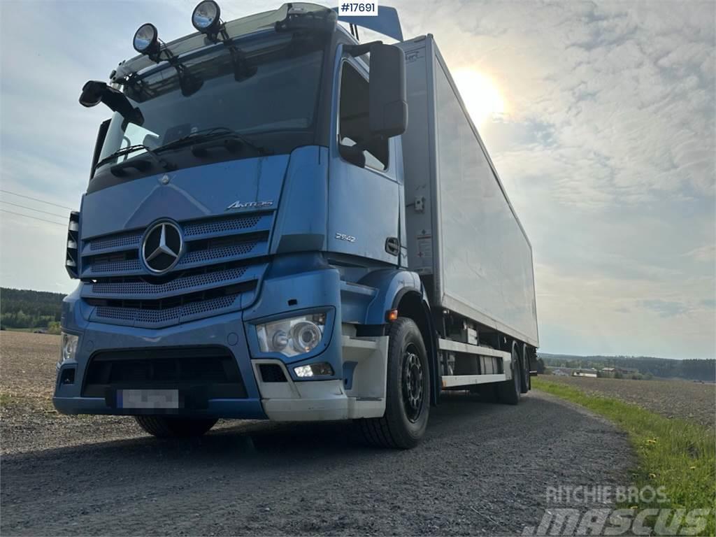 Mercedes-Benz Antons 6x2 Box truck w/ fridge/freezer unit. Camiões de caixa fechada