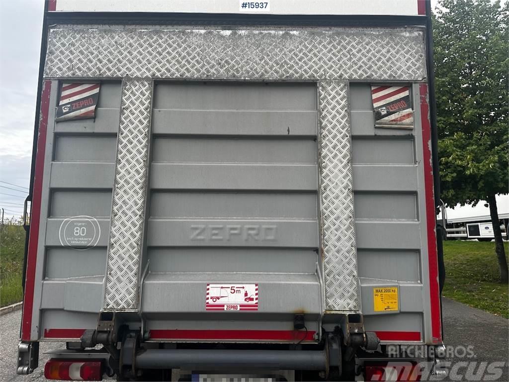 Mercedes-Benz Atego Truck w/ rear lift. Camiões de caixa fechada