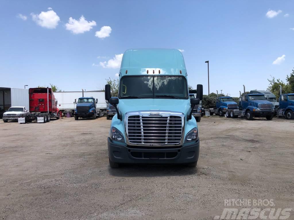  2018 FREIGHTLINER CASCADIA Conventional Truck with Tractores (camiões)