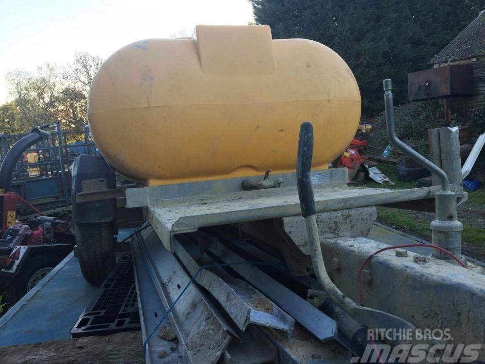  water bowser £400 plus vat £480 Reboques cisterna