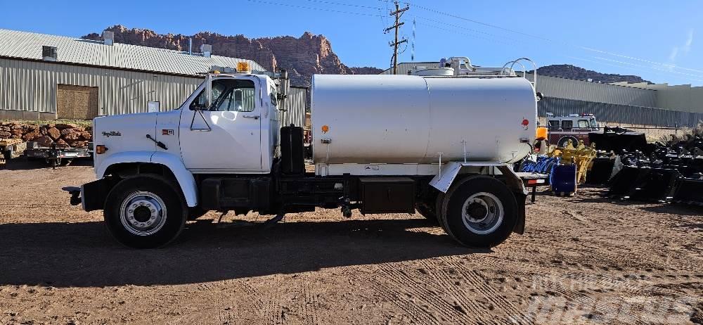  2,000 Gallon Water Truck Outros