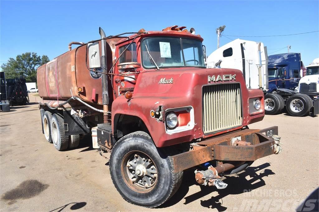 Mack DM685S Camiões-cisterna