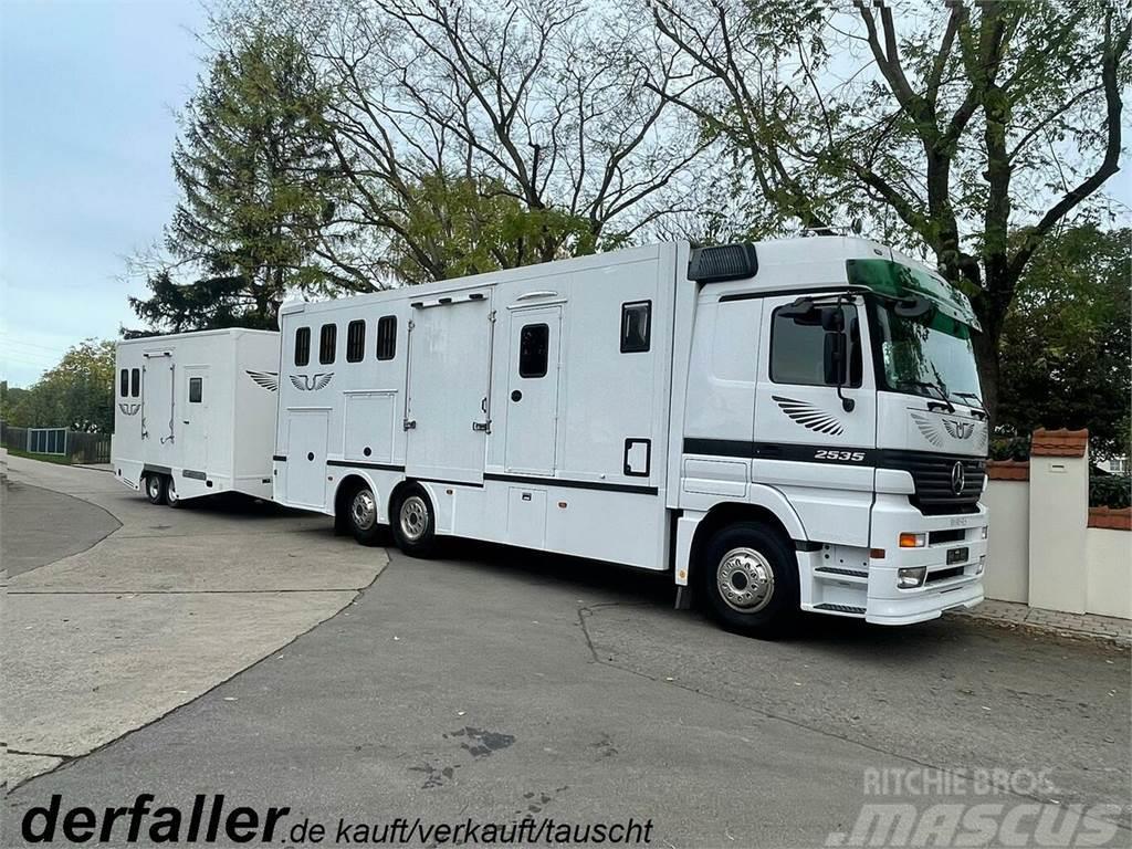 MERCEDES-BENZ Actros 2535 mit Flieglhänger 8-9 Pferde Wohnung Camiões de transporte de animais