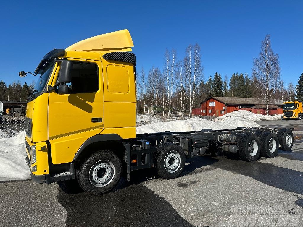 Volvo FH500 10x4 283tkm valmistuu ritilä-autoksi Camiões de transporte de máquinas florestais