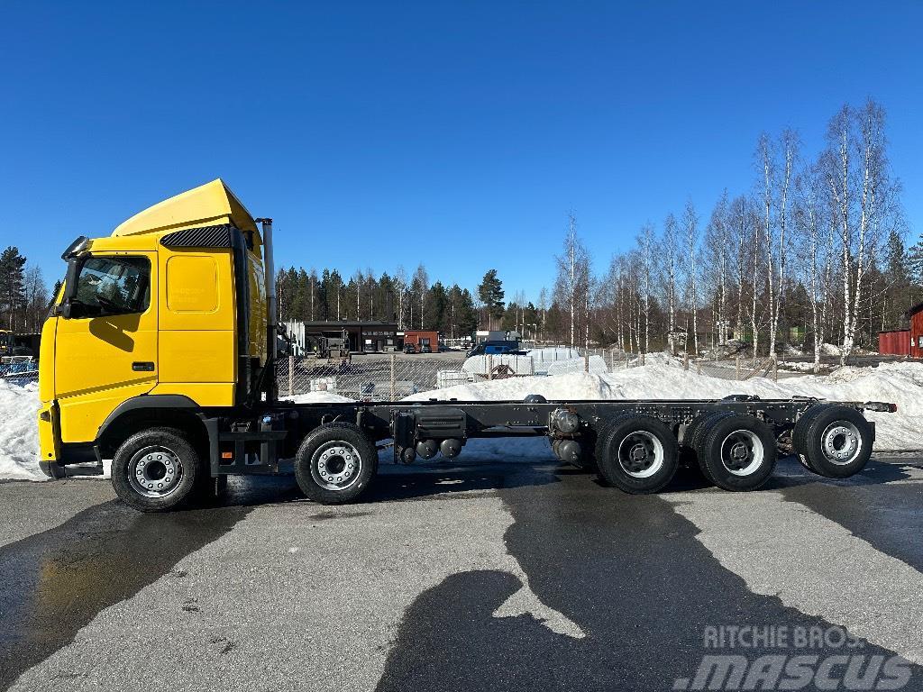 Volvo FH500 10x4 283tkm valmistuu ritilä-autoksi Camiões de transporte de máquinas florestais
