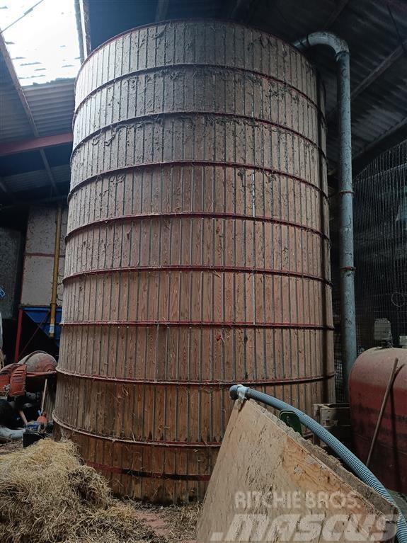 Kongskilde 2 stk. Mål ca. 2,7 m i diameter og 5,4 m høj. Equipamento de descarga de silos