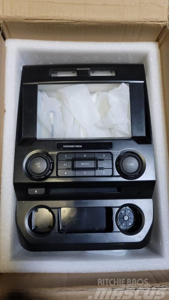 Ford F-150 Radio and LCD Screen Travőes