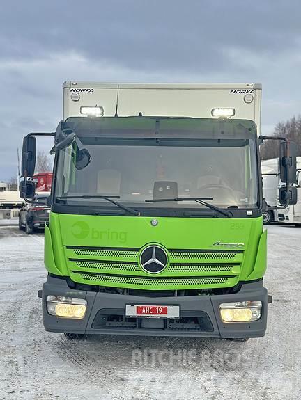 Mercedes-Benz Atego 818L/33 Camiões de caixa fechada