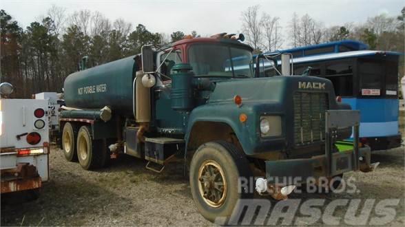Mack RD685S Auto-tanques
