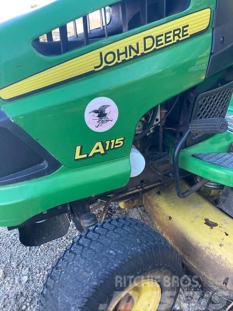 John Deere LA115 Corta-Relvas Riders