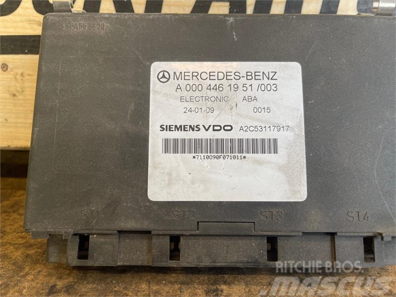 Mercedes-Benz MERCEDES ECU ABA  A0004461951 Electrónica