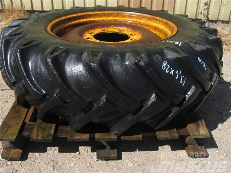 Bridgestone 13.6x28 dæk på 8 huls fælg Pneus Agrícolas