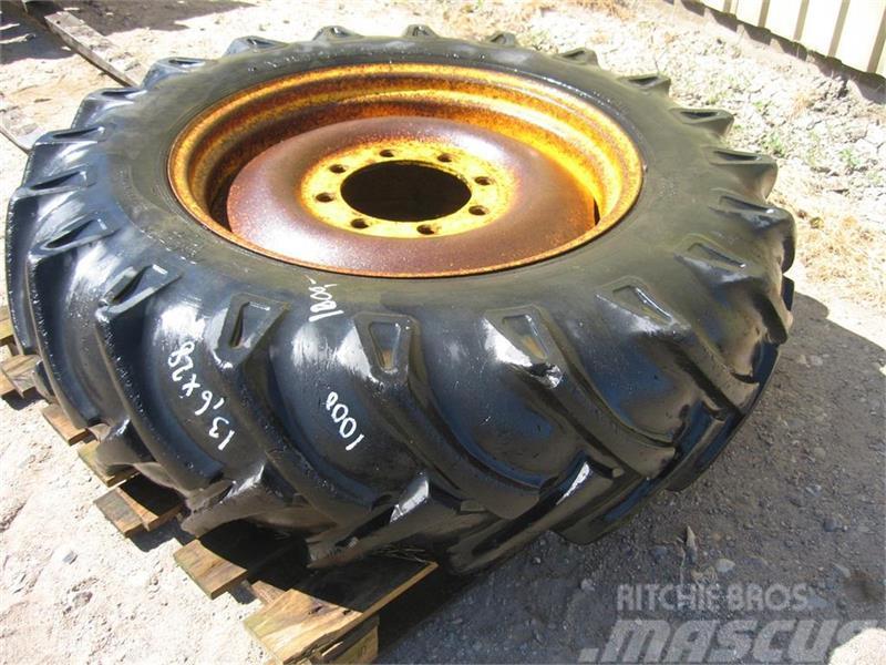 Bridgestone 13.6x28 dæk på 8 huls fælg Pneus Agrícolas