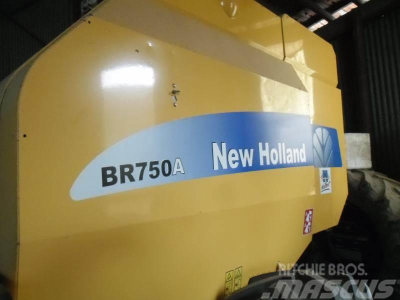 New Holland BR 750A Enfardadeira de rolos