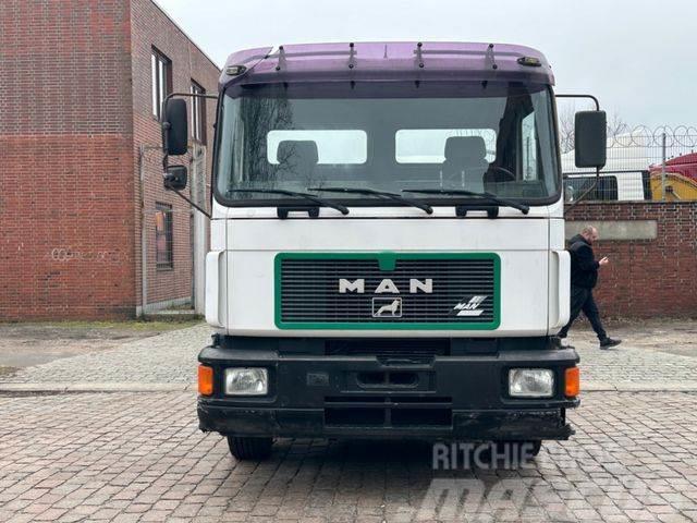 MAN 19.322 F / 4x2 / Blatt / ZF Camiões Ampliroll