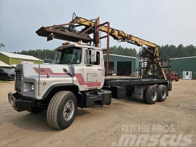 Mack DM690S Camiões de transporte de troncos