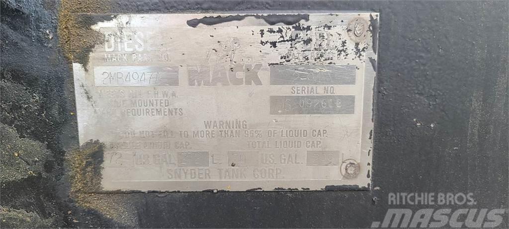 Mack MR690S Camiões-cisterna