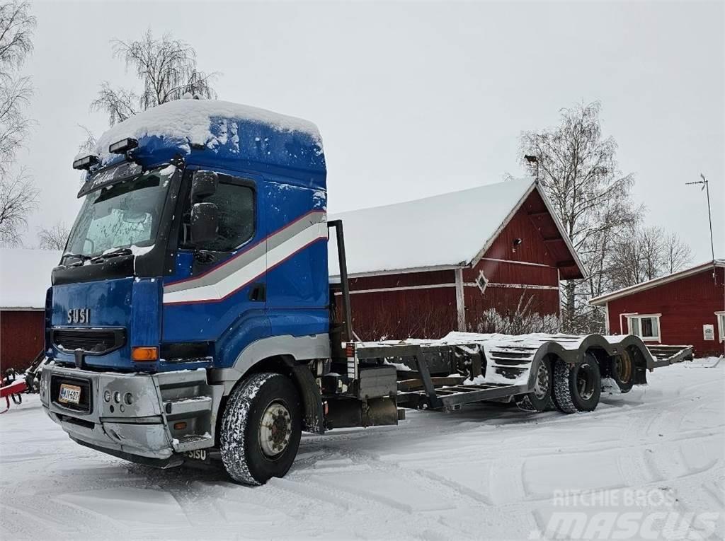 Sisu E11M 8x2 metsäkoneritilä Camiões de transporte de máquinas florestais