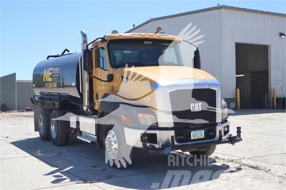 CAT CT660S Auto-tanques
