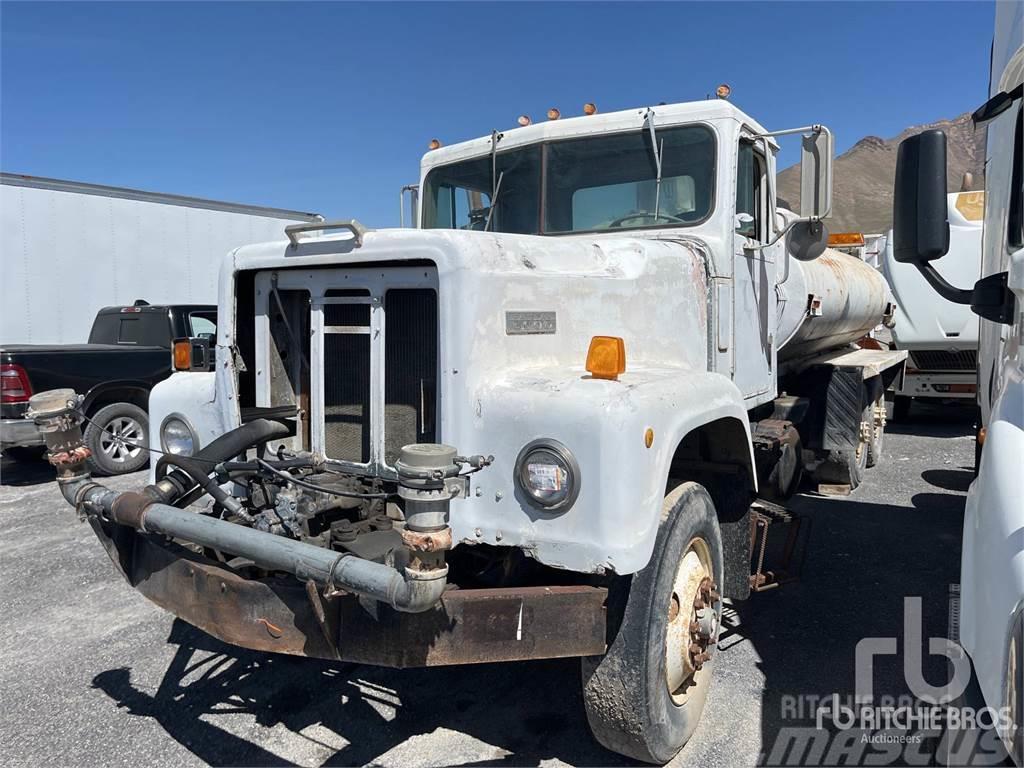 International 4000 gal 6x4 (Inoperable) Auto-tanques