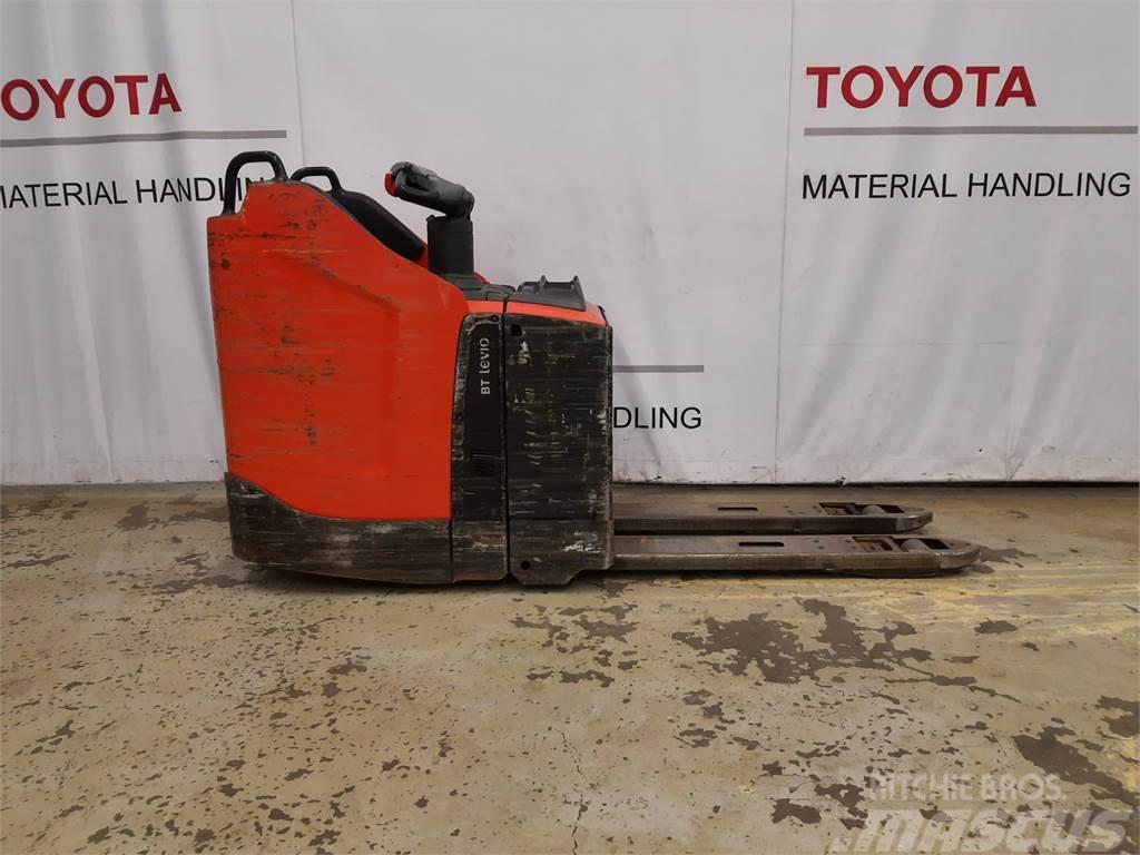 Toyota LPE220 Porta-paletes com plataforma