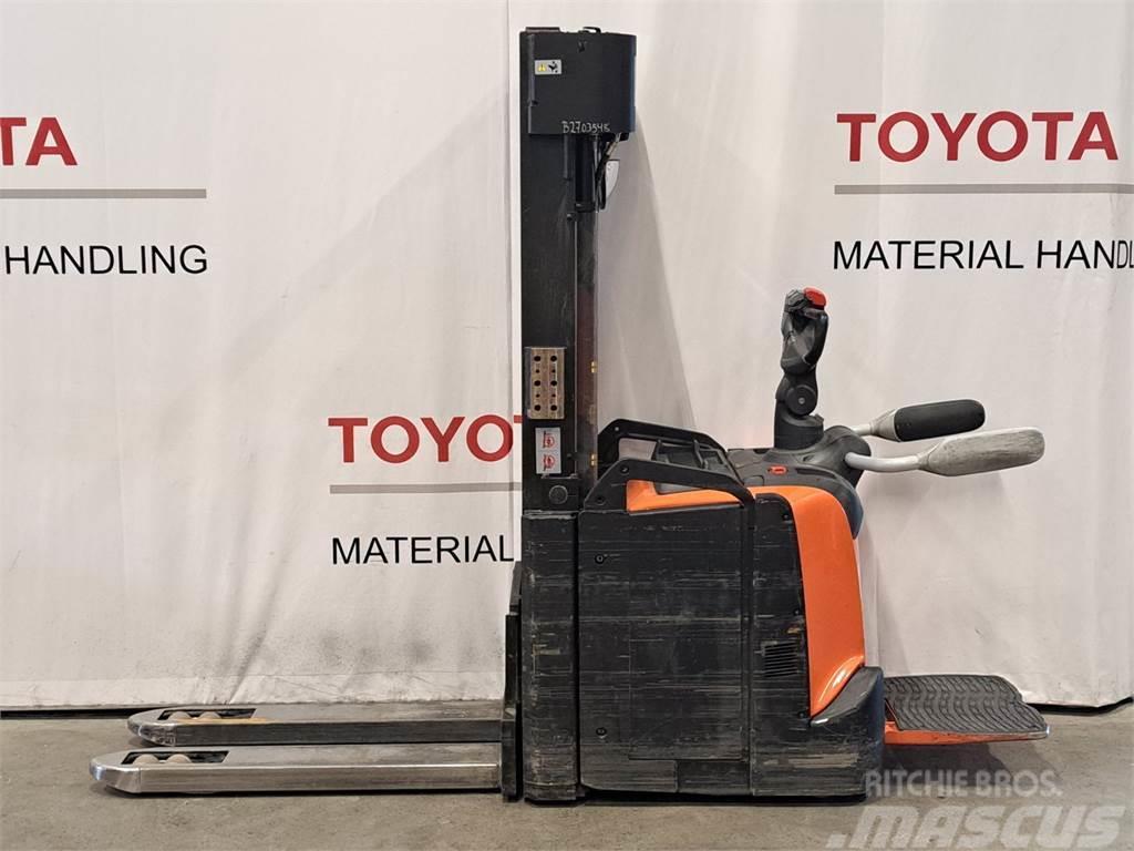 Toyota SPE140L Self propelled stackers